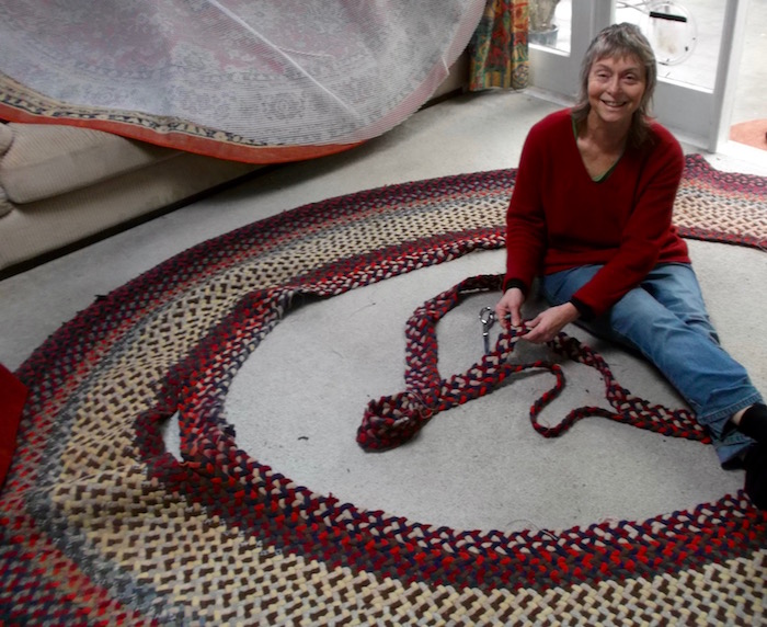 Unpicking the coils. I'm using Mormor's sewing scissors.